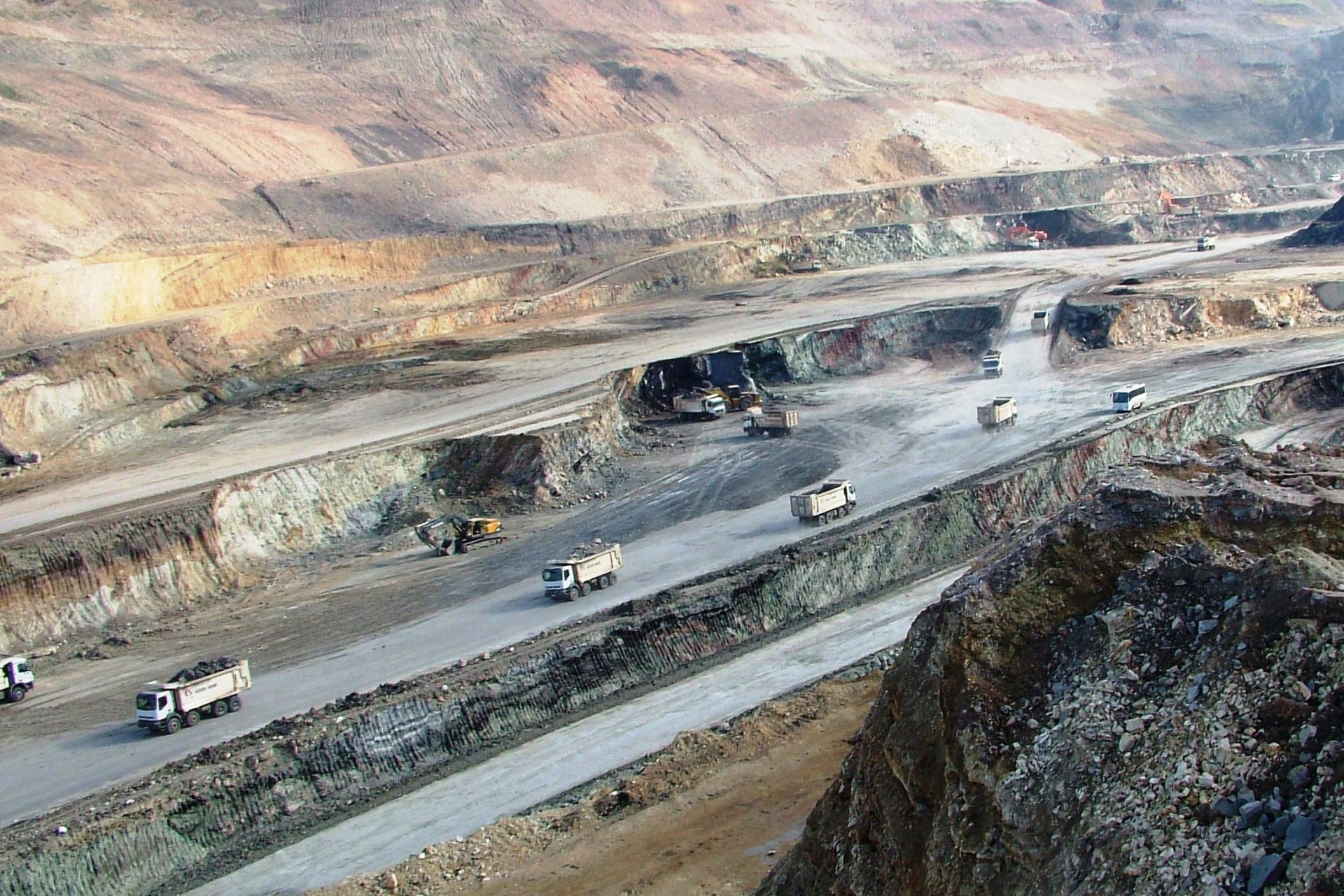 Soma Güneykısrakdere açık ocağında basamaklar ve nakliye yolları